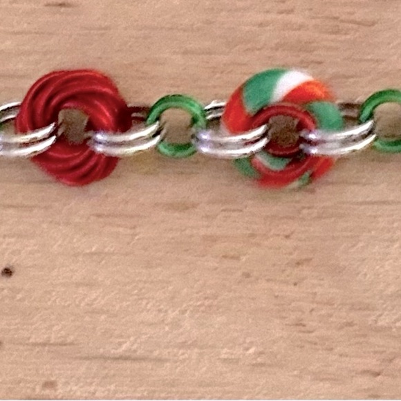 Chain maille bracelet in holiday colors , Hand made Approximately 7 inches long - Picture 2 of 2